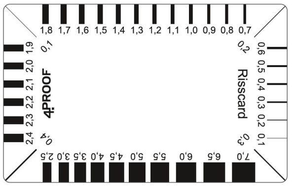 Abgebildet ist die Pfeil-Risskarte der Firma 4Proof in der Ansicht der Seite mit den aufgedruckten Rissvergleichsmaßstäben. Zusätzlich zu den an allen vier Seiten befindlichen linearen Maßstäben sind in den vier Ecken diagonale Rissvergleichsmaßstäbe in g